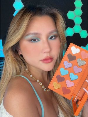 berês, tem tendência passando pela sua fy 🩵 o azul-turquesa é uma das apostas para a primavera/verão e, pra entrar no clima, convidamos a @Jessie pra criar uma make usando a paleta friends de #QDB. já salva essa insp…