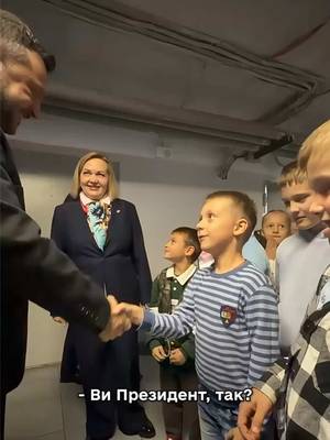 Володимир Зеленський відвідав укриття в одній зі шкіл, де діти продовжують навчання під час повітряних тривог.