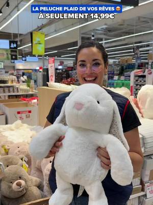 Une peluche plaid vous avez déjà vu ça 🤩 Il y en a pour tous les goûts seulement 14,99€ ✨ #carrefour #peluche #plaid