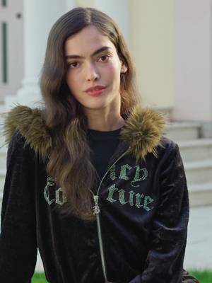 independent, direct and always with something to say. Sounds like a good reality to us 💋 @Juicy Couture x BERSHKA. Out now.