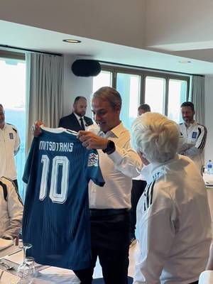 Με την Εθνική μας Ομάδα Ποδοσφαίρου! Μια ομάδα που έχει παρόν, έχει μέλλον, αλλά κυρίως μια ομάδα δεμένη και αγαπημένη.