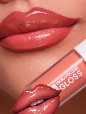 Este lip combo nos resulta MUY familiar… 👄 Una inspiración más para nuestra Halloween season. ¿Lo recrearías? #halloween #gloss #makeup #lipcombo #lipstick