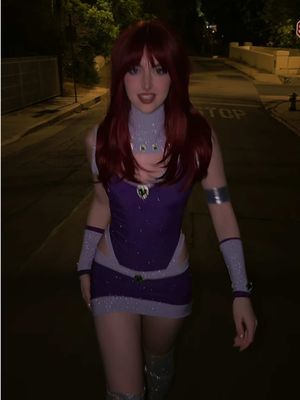 STARFIRE BUT MAKE HER SPARKLEEEEE. had to show y’all the glitter with flash bc it’s insaneeeee @Stormy #notsophiesilva #31daysofhalloween #costumeideas #teentitans #starfire teen titans starfire costume
