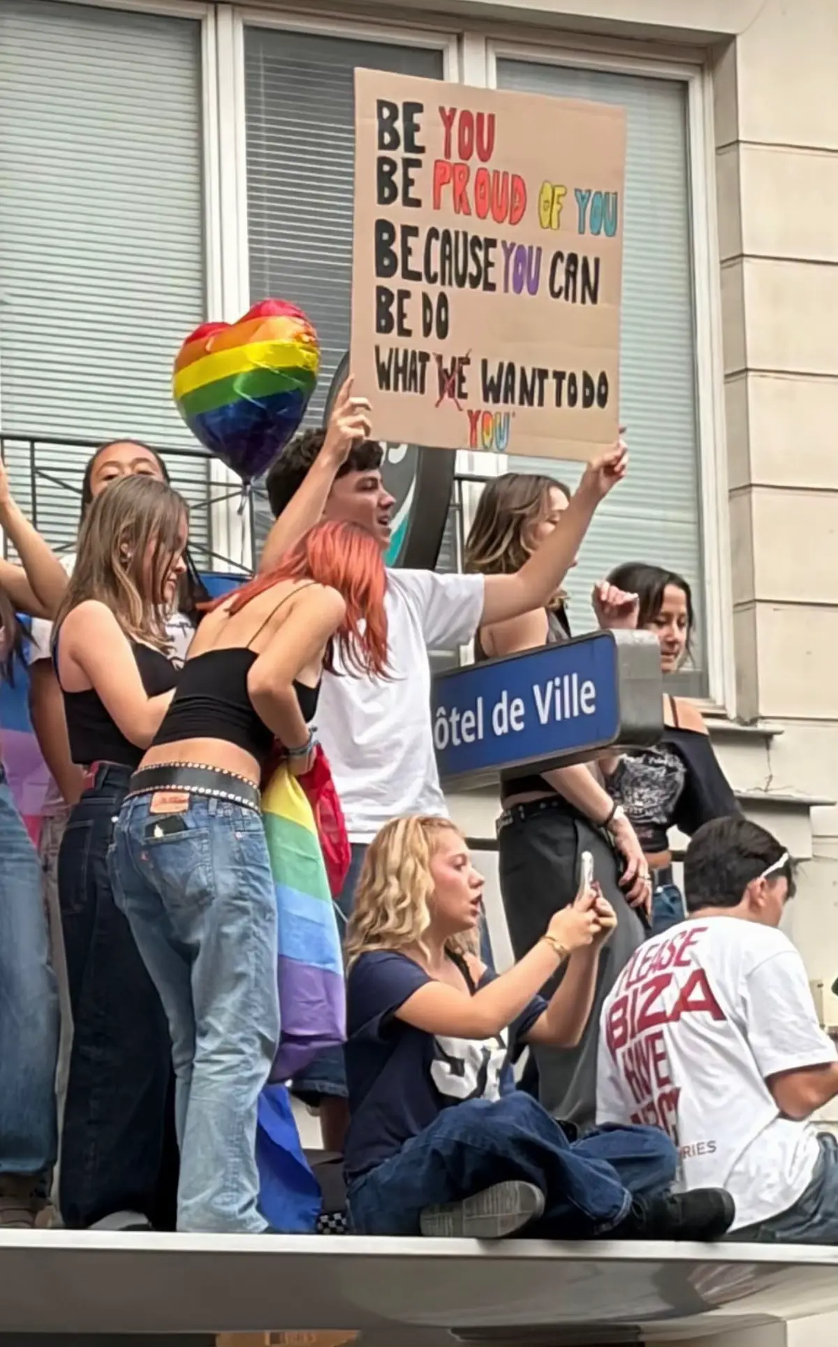 Oui, soyez fiers de ce que vous êtes ! 😉🏳️‍🌈 Treize ans après le mariage pour tous, une même conviction : l’égalité des droits et la liberté d’être soi ne sont jamais acquises, il faut toujours les défendre. #Pride