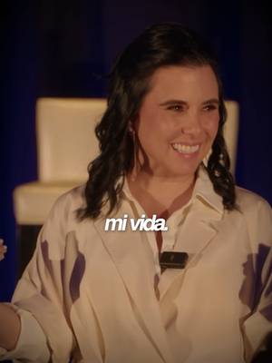 La persona que quiere crecer no necesita un crítico en su cabeza. Necesita aprender a hablarse como alguien que cree en sí mismo. No es decir que todo está bien. Es reconocer lo que salió mal, aprender y decir: «Voy a…