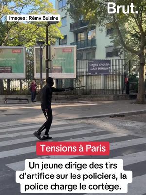 Un jeune dirige des tirs d’artifice sur les policiers, la police charge le cortège.