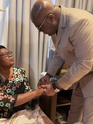 Après le crash aérien de Kenge, le couple présidentiel s’est rendu, ce lundi 5 octobre 2026, auprès des familles des officiers généraux qui ont perdu la vie à la suite de cet accident, pour leur témoigner sa compassio…
