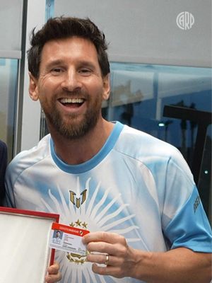 𝐋𝐢𝐨𝐧𝐞𝐥 𝐌𝐞𝐬𝐬𝐢, 𝐒𝐨𝐜𝐢𝐨 𝐇𝐨𝐧𝐨𝐫𝐚𝐫𝐢𝐨 🤍❤️🤍 De River para el mejor futbolista de la historia 🇦🇷 #LionelMessi #RiverPlate #SelecciónArgentina #TikTokDeportes