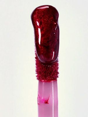 Llegó la nueva obsesión para tus labios: COLORFIX Liquid Tattoo Metallic 👄✨ Acabado metálico + fórmula no transfer para llevar tus labios a otro nivel. ¿Ya está en tu wishlist? #lipstick #labios #metallic #makeup #trend