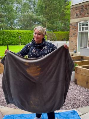 I’ve seen SO many AI videos of people turning an old towel into a gorgeous cement planter and thought… how hard can it be?! So obviously, I had to give it a go. It turns out it’s actually not that difficult... soak an…
