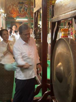 រួមជាមួយនឹងភរិយា ព្រមទាំងក្រុមគ្រួសារ និងថ្នាក់ដឹកនាំរាជរដ្ឋាភិបាល ចូលរួមពិធីចម្រើនព្រះបរិត្ត​ និងសម្តែងធម៌បុណ្យភ្ជុំបិណ្ឌ​ ឧទ្ទិសកុសលផលបុណ្យជូនដល់ញាតិកាដែលបានចែកឋាន​ ​និងសូមឧទ្ទិសកុសលផលបុណ្យជូនដល់វីរកងទ័ព វីរនគរបាលជា…