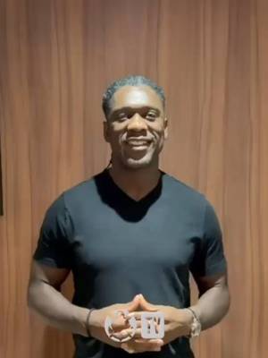 Fala, Seedorf! 🗣️🎙️ Nosso novo professor falou pela primeira vez como treinador do Corinthians e ressaltou a importância do apoio da Fiel nos próximos desafios! 🏴🏳️ Seja bem-vindo, Seedorf! 🖤🤍 #BemVindoClarenceS…