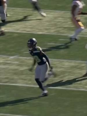 THIS TACKLE, ARE YOU KIDDING ME?! 📺: @nflonfox #nfl #seahawks #football