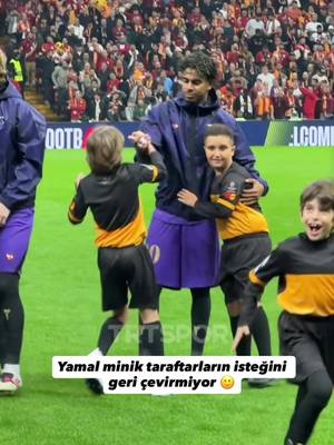 Yamal minik taraftarların isteğini geri çevirmiyor 😊