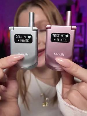 Beaulis Call Me Maybe Toz Allık ve Text Me a Kiss Dudak Parlatıcısı ile makyajına renkli, eğlenceli dokunuşlar kat! Telefon tasarımlarıyla dikkat çeken bu ikiliyle güzellik rutinine yeni bir renk gelsin. 📞💁‍♀️✨ Şimd…