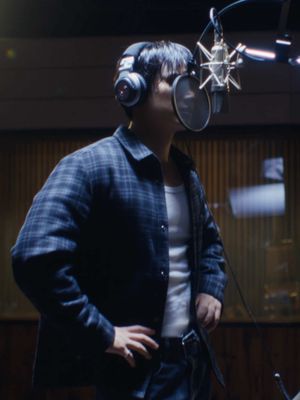 In the studio with MINGYU. Effortless and vintage-inspired in a soft flannel shirt and the 90s Straight Jean.