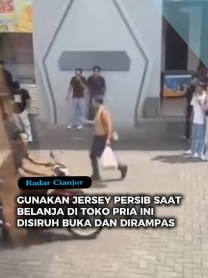 Seorang pria asal Bandung yang berprofesi sebagai pegawai Bank disuruh membuka jersey Persib Bandung saat sedang berbelanja di toko di wilayah Yogyakarta. Video tersebut pun viral di media sosial yang memperlihatkan p…