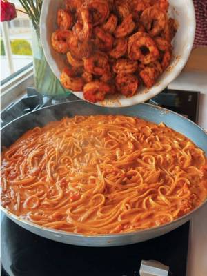 Shrimp pasta 🍝 هي اكثر وصفة معكرونة 😻، باستا بالجمبري Ingredients: Shrimp seasoning: garlic powder, paprika, black pepper, oregano & olive oil - sauté the shrimp in 2 tbsp butter For the sauce: 5 medium fresh tomato…