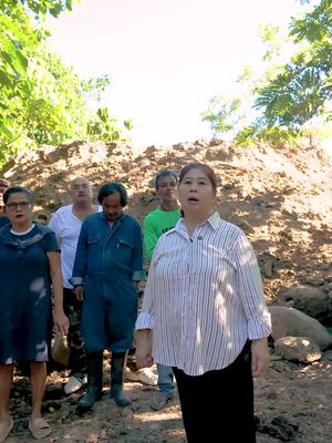 ILANG MAGSASAKA SA NUEVA ECIJA, UMAALMA MATAPOS UMANONG I-BULLDOZE ANG KANILANG MGA TANIMAN AT MATABUNAN ANG DAANAN NG KANILANG ANI Humihingi ng tulong ang ilang magsasaka sa Sitio Sangilo, Barangay Macabaklay, Gapan …