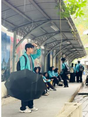 Rintik yang lama dinanti akhirnya kembali membasahi bumi. Ada kenangan apa tentang hujan? #ums #kampus #kuliah #hujan