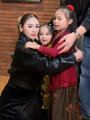 Kak Niken ajarin Ameena dan Azura jadi sinden??? salting merekaa… #nikensalindry #negoroanggin #sinden #ameenahannanuratta #azurahumairanuratta