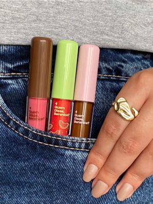 esse é o lembrete que faltava na sua fy: seus glosses favs estão de volta! 👀💖 e aí, berê, já garantiu o seu? conta pra gente qual é o seu favorito! 💋✨ 💗 gloss brilho labial rosa deleite 🤎 gloss brilho labial marr…