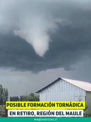 📹 Videos compartidos por la comunidad Megatiempo 👉🏻 Una posible formación tornádica se registró en Retiro, en la región del Maule, este miércoles 21 de octubre. Según información preliminar, varias casas habrían su…