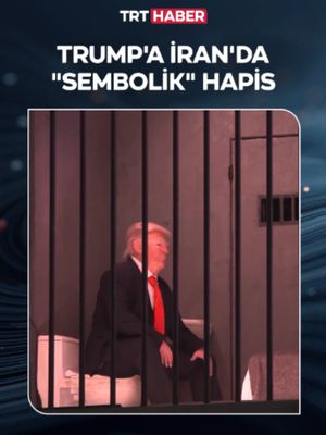 İran'da ABD Başkanı Donald Trump, sembolik olarak hapishaneye atıldı. Trump kılığına giren oyuncu, reklam panosu şeklinde tasarlanan sembolik bir hapishanede parmaklıklar ardına konuldu.