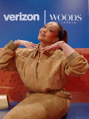 Thanks to Verizon Shine, Verizon customers enjoyed a special GRWM inside Club Verizon at MSG. Styling, goodies, plus a front row seat to the Knicks season opener at MSG. A time was had.
