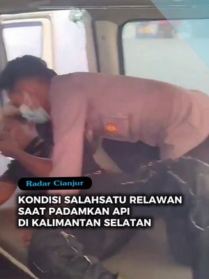 Seorang relawan dilaporkan berada dalam kondisi darurat dan kritis hinaga harus mendapatkan penanqanan di dalam ambulans di Desa Julungan, Kecamatan Cerbon, Kabupaten Barito Kuala, Kalimantan Selatan, Rabu (21/10) Sit…