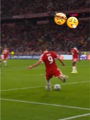 POV: Your number 9 decides to take goal-kicks now 🤯 Harry Kane really does it all now 😅 #Kane #FCBayern #UCL