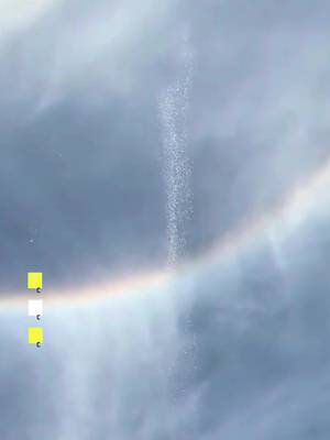 Un impresionante espectáculo natural sorprendió en la entrada de la cueva Gruta Casa de Pedra, en el estado de São Paulo, Brasil. 📹 El video muestra cómo una cascada cae desde el techo rocoso de la cueva, dando la ap…