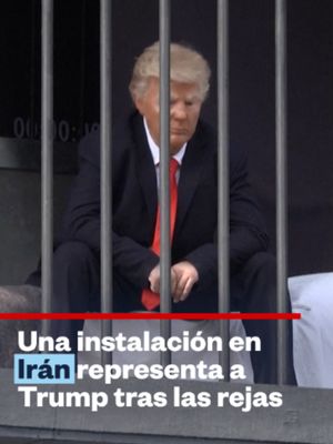 Un hombre con una máscara de Donald Trump, traje oscuro y corbata roja simuló estar preso en una celda instalada en una concurrida calle de Teherán, Irán. La exhibición, acompañada del mensaje «Es un crimen no ver est…