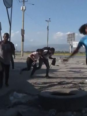 🟣 Por qué el modelo Bukele no solucionará la crisis de las bandas criminales en Haití. En Haití, una poderosa confederación de bandas criminales conocida como Viv Ansanm ha tomado el control de gran parte de la capit…