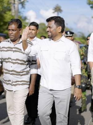 ඔබ වෙනුවෙන් ගොඩනැගෙන නව පූජාභූමි සංවර්ධන ව්‍යාපෘතිය නිරීක්ෂණය කරමින්...