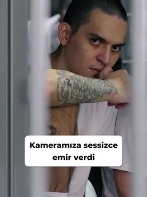 CECOT'taki bir mahkum, dışarıdaki dünyaya bir çete talimatı göndermeye çalıştı; hem de bizim kameramız üzerinden. Kamerayı bir hücreye her çevirdiğimizde çoğu zaman biri sessizce bir şeyler söylüyordu. Bu mahkum da ta…