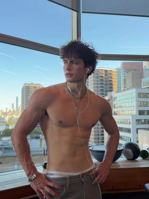 I don’t just do curls aha #gym #calisthenics