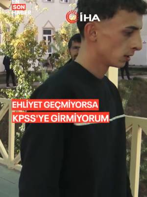 Sivas'ta KPSS'ye kimliği yanında olmadığı için ehliyetiyle girmeye çalışan aday, sınava alınmayınca güvenlik görevlilerine trip atarak “Ehliyet geçmiyorsa sınava girmiyorum.” dedi. #kpss #sınav #ehliyet