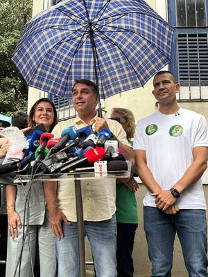 Flávio Bolsonaro, candidato do PL à Presidência da República, votou na manhã deste domingo (25), segundo turno das eleições, em um colégio eleitoral no bairro de Vila Isabel, na zona norte do Rio de Janeiro. Acompanha…