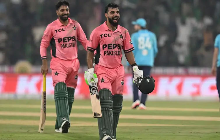 What a win tonight in Lahore. Chotay bhai congrats on the brilliant knock @shadab0800 👏🏼🔥 #PinkDay