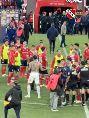 🔀LEANDRO PAREDES CAMBIÓ LA CAMISETA EN LA CANCHA DE INDEPENDIENTE 🏟️ 🎥 @nicolaroccanarvaez @gonzalosuli