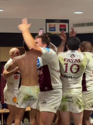 Ça célèbre la victoire en musique 🎶 Que du Jul, Jul, Jul dans le vestiaire 👽 #UBB