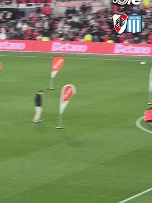 💰 ¡HIZO ESTE GOL Y GANÓ $50 MILLONES! Massi Pomponio se llevó todas las miradas en el entretiempo de River-Racing en el Monumental. El actor y creador de contenido también juega en la Selección Argentina de Streamers🔥