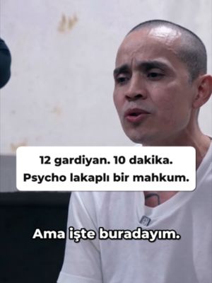 Daha 11 yaşında suç işliyordu. Bugün etrafındaki 12 gardiyan bile odayı güçlükle güvende tutuyor. El Salvador'un mega hapishanesi CECOT'ta, Psycho olarak bilinen mahkumla on dakikamız vardı. 41 yaşında. Ruhi ona daha …