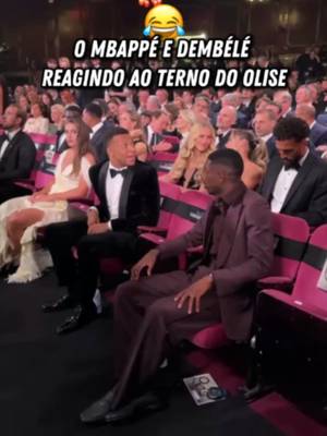 NOTAS PRO TERNO DO OLISE? 😅🇫🇷 O Mbappé e Dembélé se divertiram quando viram o outfit do jogador do Bayern ao chegar na cerimônia da Bola de Ouro. #FBR #BolaDeOuro #olise#mbappe#dembele 📹: Tiktok / ballondor