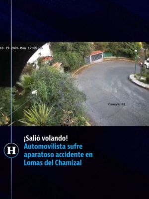 ¡Impresionantes imágenes! Cámaras de seguridad captaron el momento en el que un automovilista perdió el control y sufrió un aparatoso accidente en Lomas del Chamizal. #accidente #cdmx #automovilista