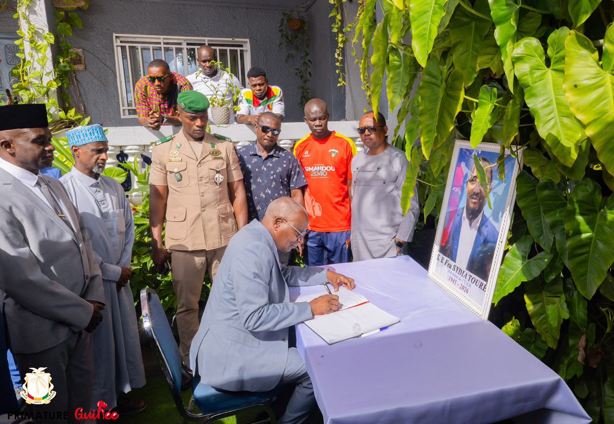 Je me suis rendu ce lundi à la maison mortuaire de l’ancien Premier ministre Sidya Touré, au nom du Président de la République, pour présenter les sincères condoléances du Gouvernement et du Chef de l’État à sa famill…