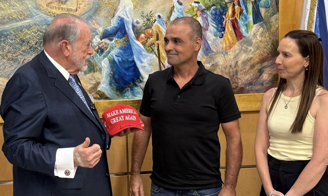 Israeli plumber who heroically subdued terrorist &amp; grabbed the controls of plane came to @usembassyjlm &amp; I gave him my autographed hat from @POTUS . Yaniv &amp; Meital Hayoun inspired the world. He loves @real…