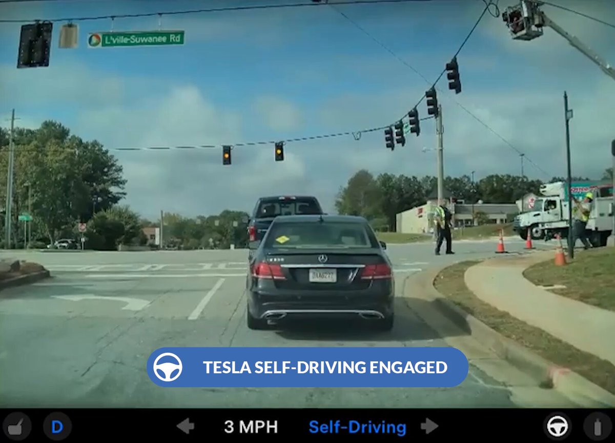 Watch @Tesla self-driving v14.3.10 illegally drive straight through a red light at a busy intersection! @ElonMusk’s defective software puts people in danger every day and has no place on our roads. https://t.co/JQQYDE…