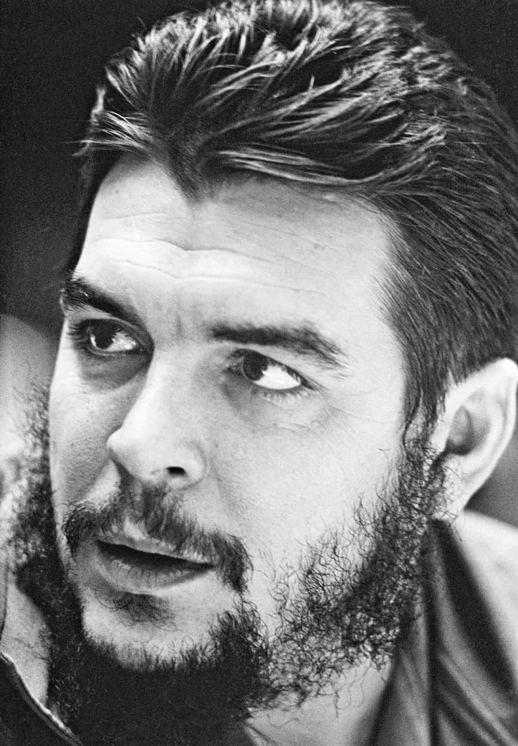 "Después de tanto tiempo y tanta tempestad, seguimos para siempre este camino largo por donde tú vas ". #Fidel y los poetas lo anunciaron y cada 8/10 se ratifica: #CheVive en cada revolucionario que lucha contra el im…